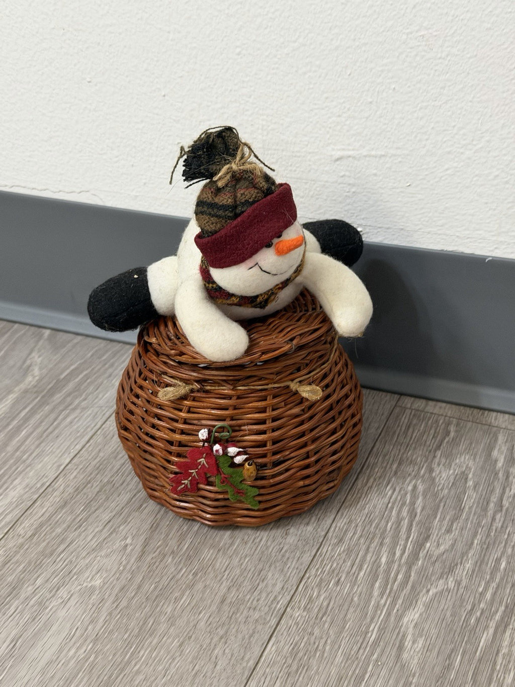 Vintage Adorable Winter Christmas Stuffed Snowman Wicker Basket With Lid 5”