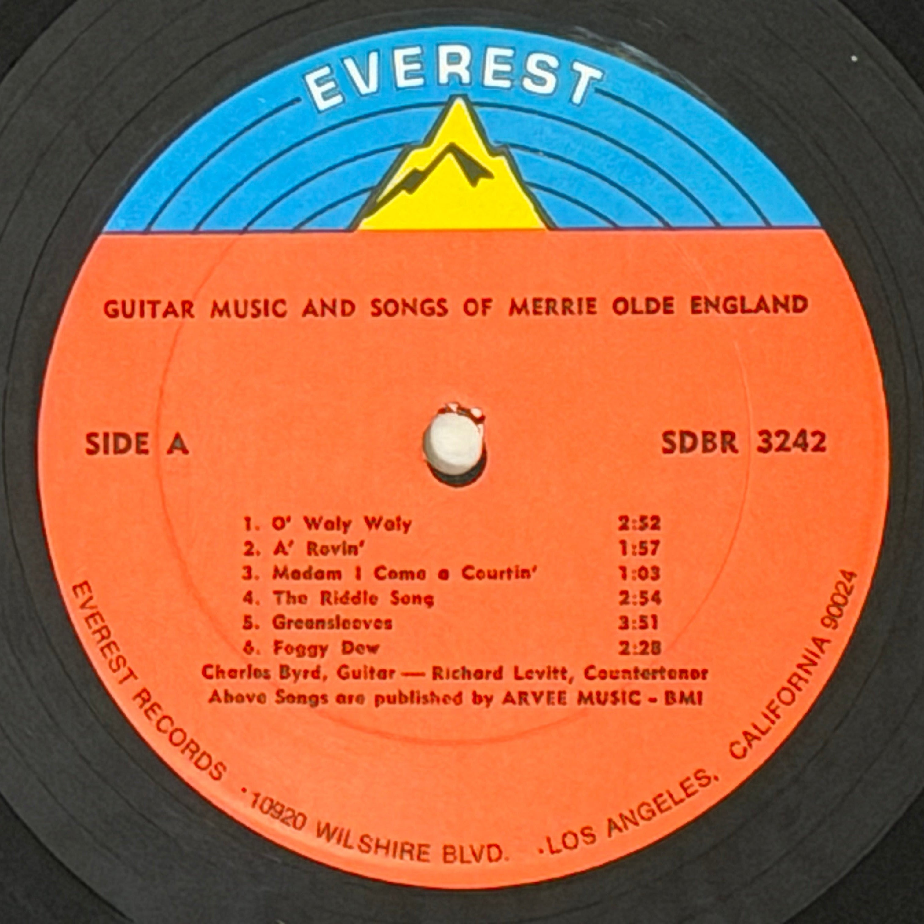 Vinyl record label with Everest branding and text about guitar music.